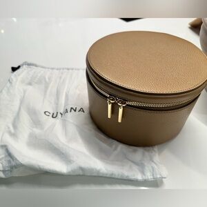 Cuyana Leather Round Wellness Case